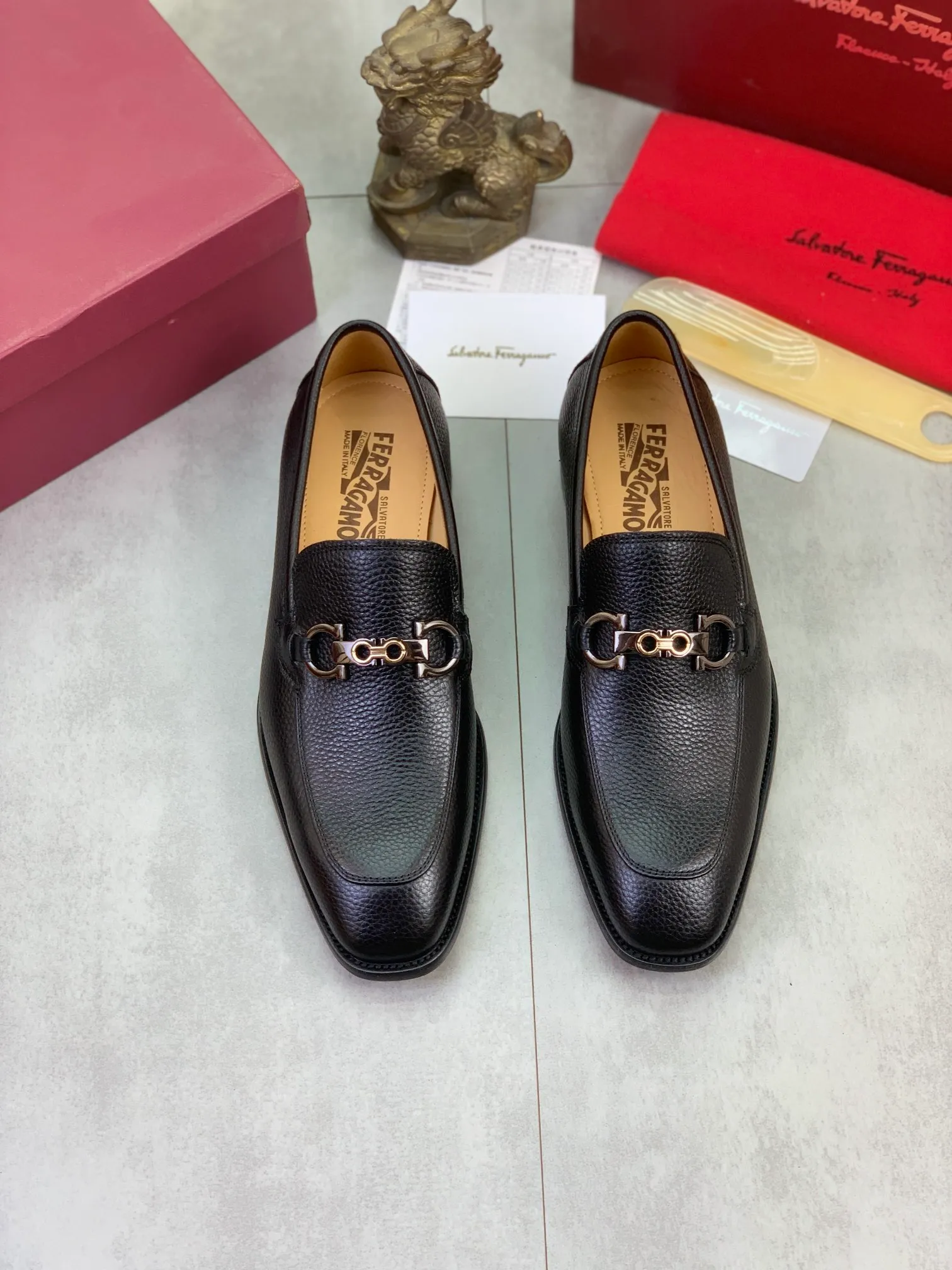 Men's Men's Shoes 💰P460💰[New Style] Water-dyed Niuli 🆘[Salvatore Ferragamo] Ferragamo's latest casual business leather shoes for men! Available at counters simultaneously! The fabric is made of specially imported original pebbled calfskin, and the lining is made of imported water-dyed cowhide. It is absolutely luxurious and leads the fashion trend. Matching code: 38-47 black and brown optional